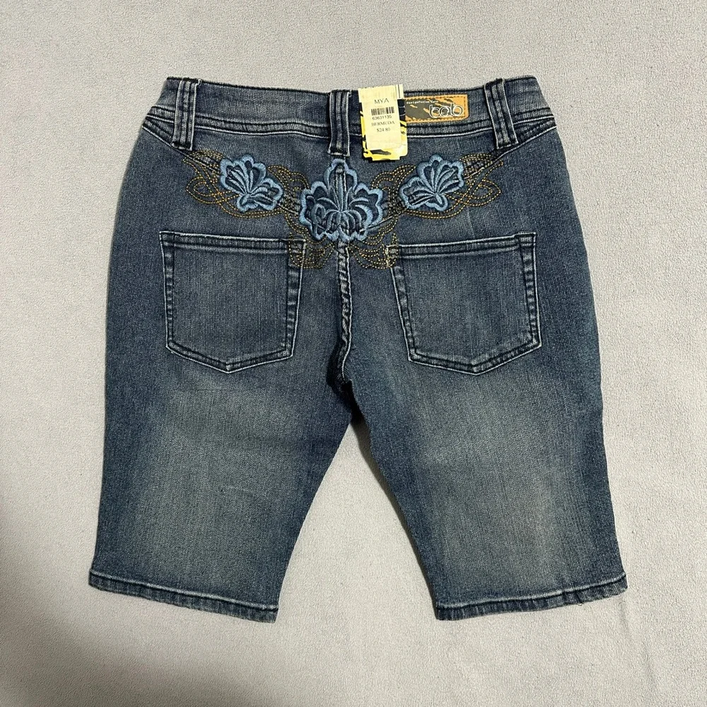 BQB DesignFusion Bermuda Denim Shorts Dark Wash Floral Embroidered Womens Size 3